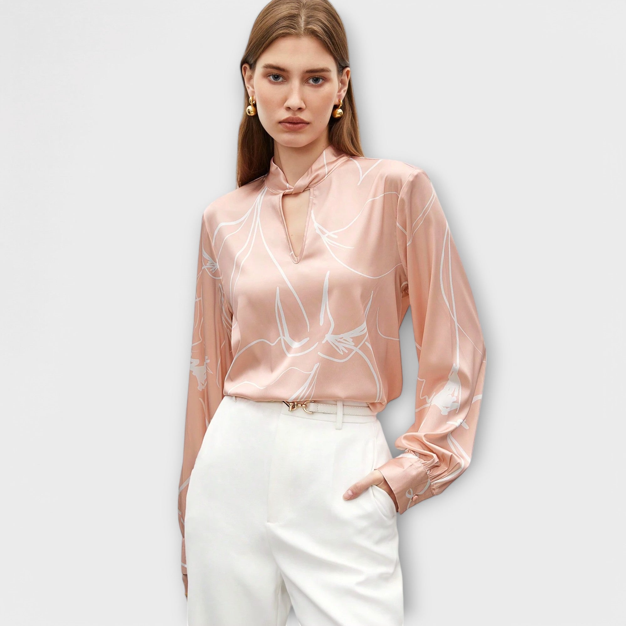 Çizgi desenli ve anahtar deliği detaylı şık bluz